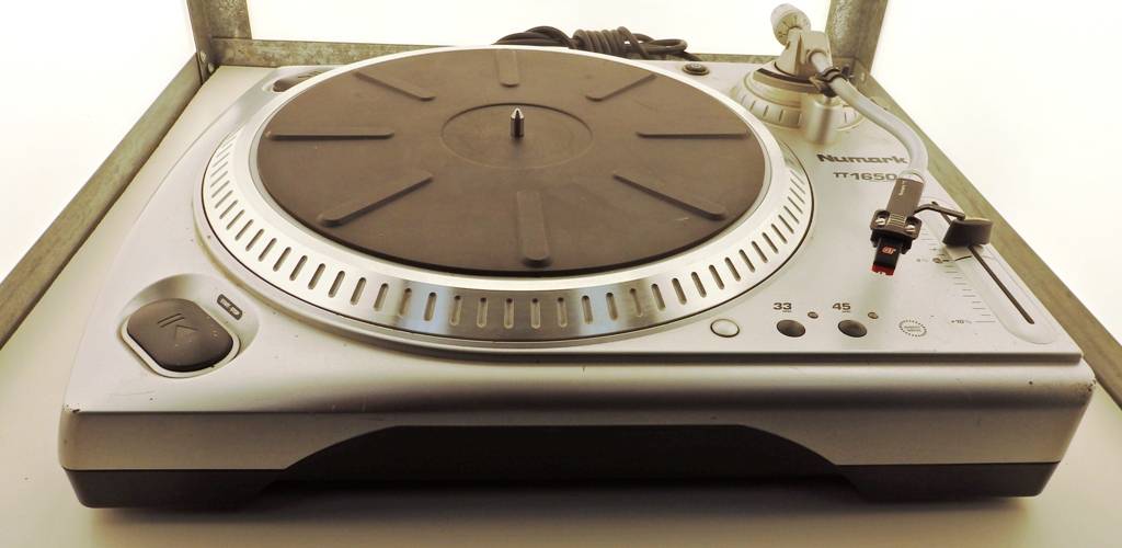 винтажная техника Универсальный DJ-проигрыватель виниловых дисков Numark TT1650